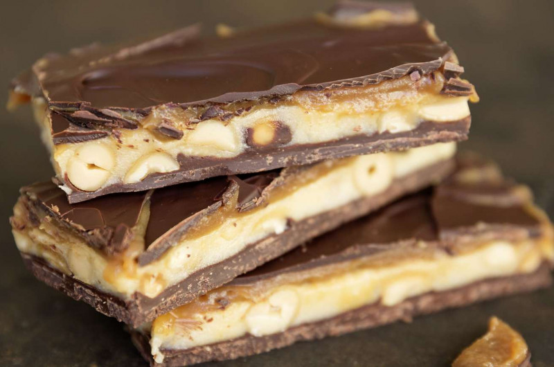 Tranches chocolatées au caramel et aux cacahouètes