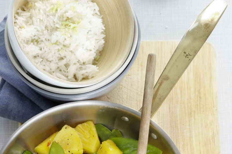 Riz au lait de noix coco avec ananas et pois mange-tout