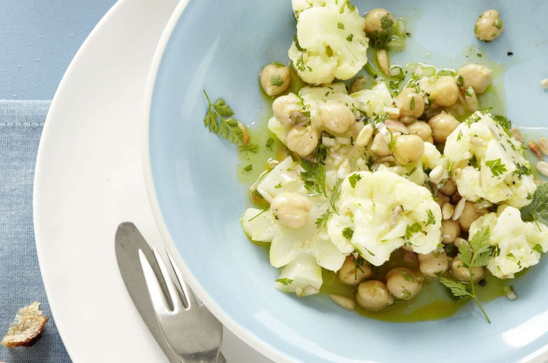 Salade de chou-fleur avec graines de tournesol et pois chiches