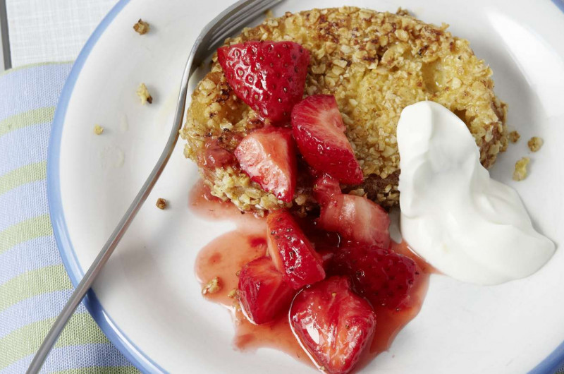 Pain perdu avec flocons d'avoine rôtis et fraises