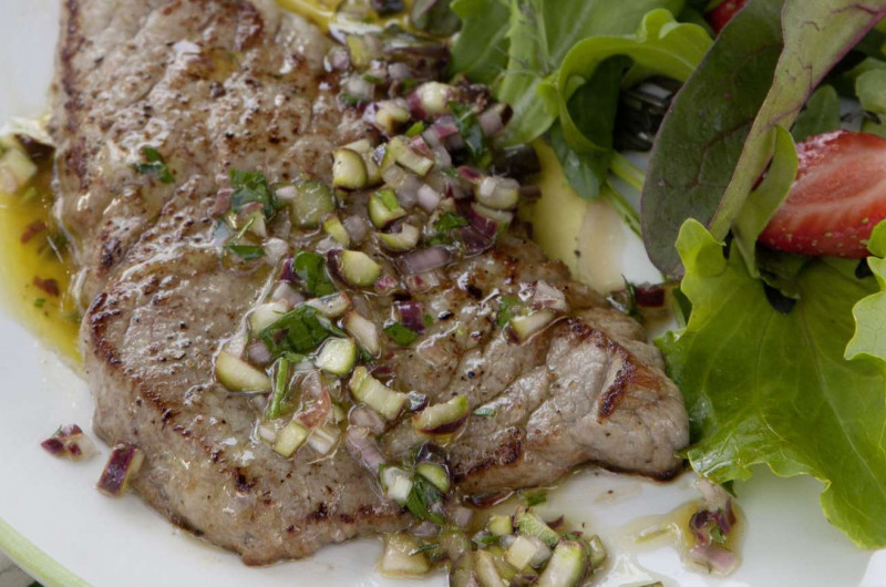 Escalope de veau avec vinaigrette aux asperges violettes