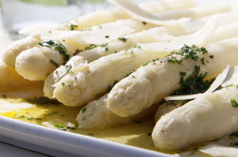 Asperges blanches avec parmesan et ciboulette