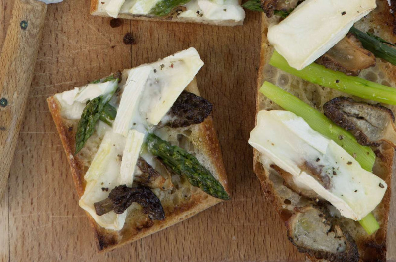 Baguette aux asperges et aux morilles avec fromage de brebis