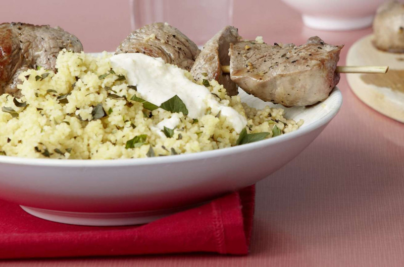 Couscous avec brochette de quasi d'agneau et sauce au yogourt