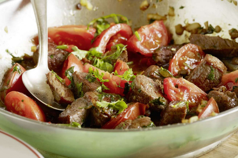 Viande de bœuf en dés avec tomates et coriandre