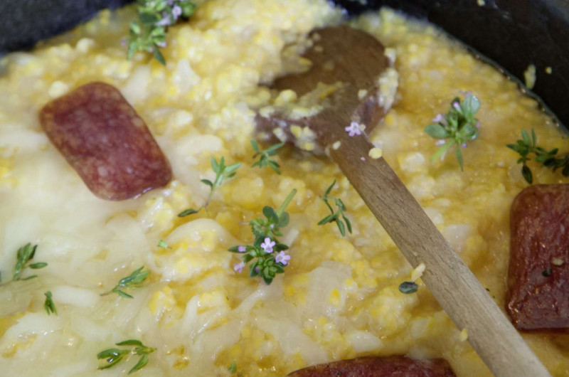 Polenta bramata au formage d’alpage et salsiz