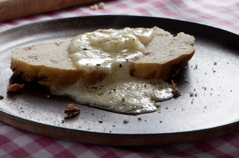 Pain au lard avec fromage à raclette