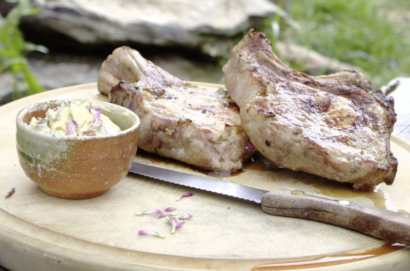 Côtelette de porc avec beurre aux herbes d’alpage
