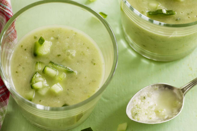 Gaspacho à la rhubarbe avec concombre et gingembre