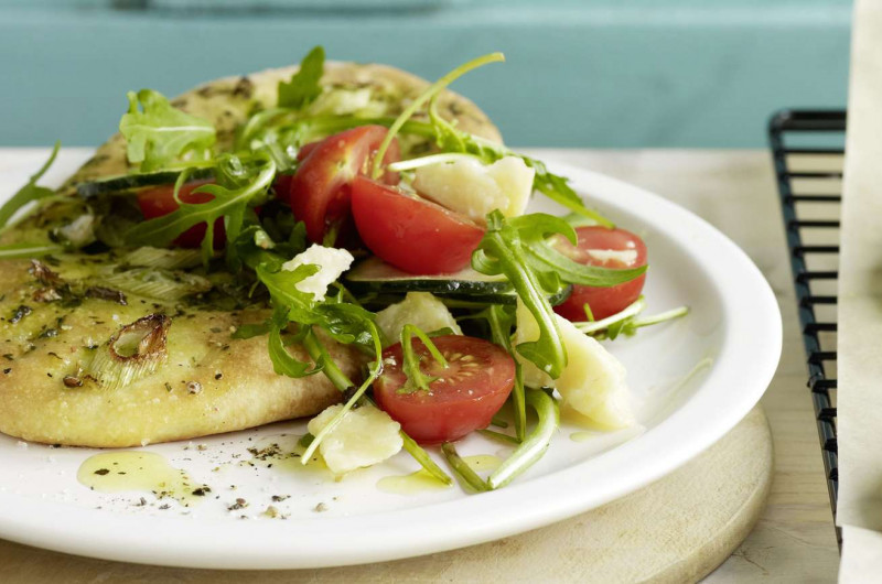 Focaccia au basilic avec salade
