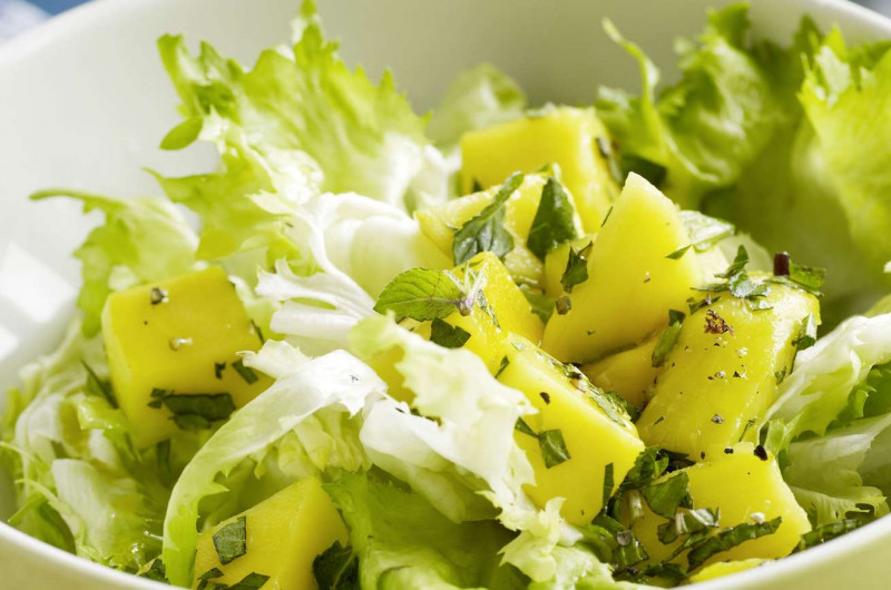 Salade de chicorée avec mangue et menthe