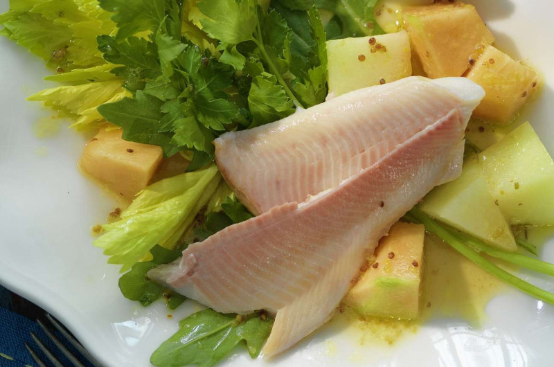 Truite fumée sur salade relevée avec melon