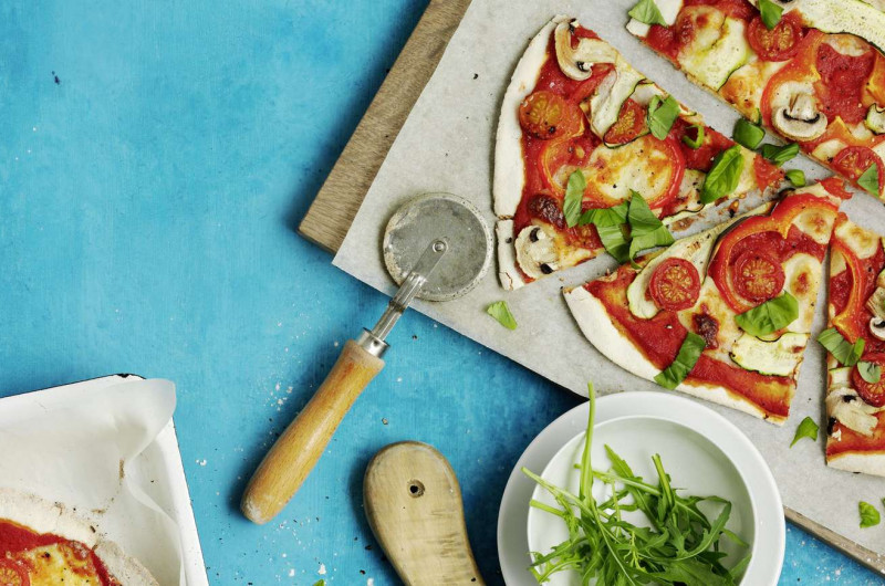 Pizza aux légumes garnie de champignons