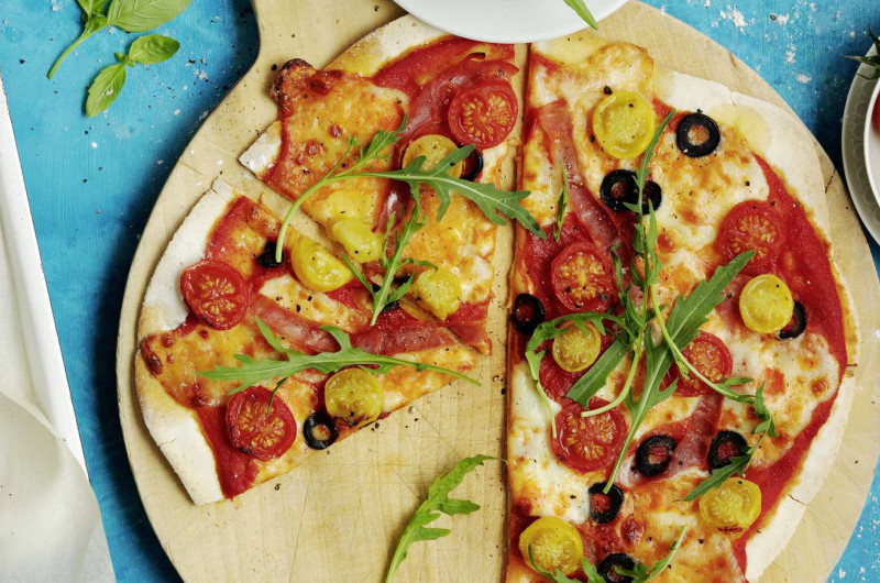 Pizza au jambon et à la roquette