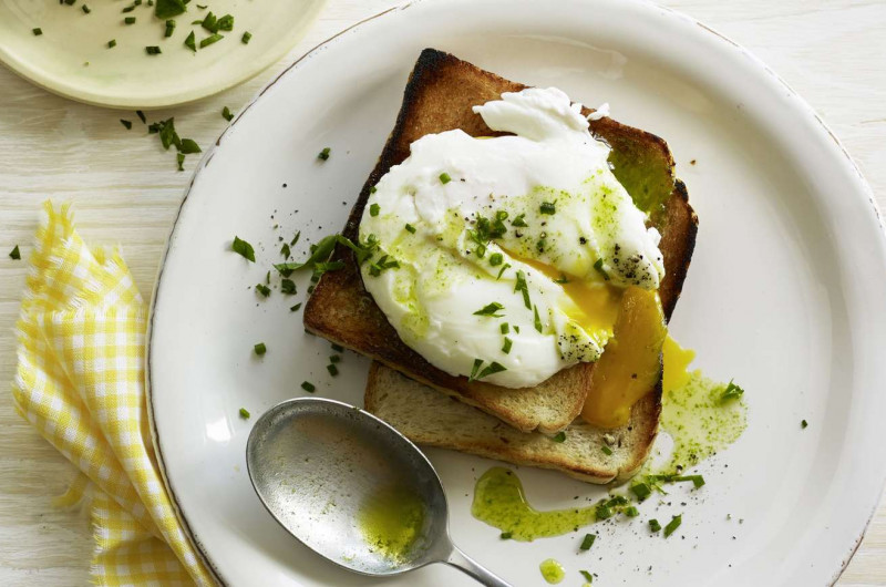 Œuf poché sur toast et huile aux herbes