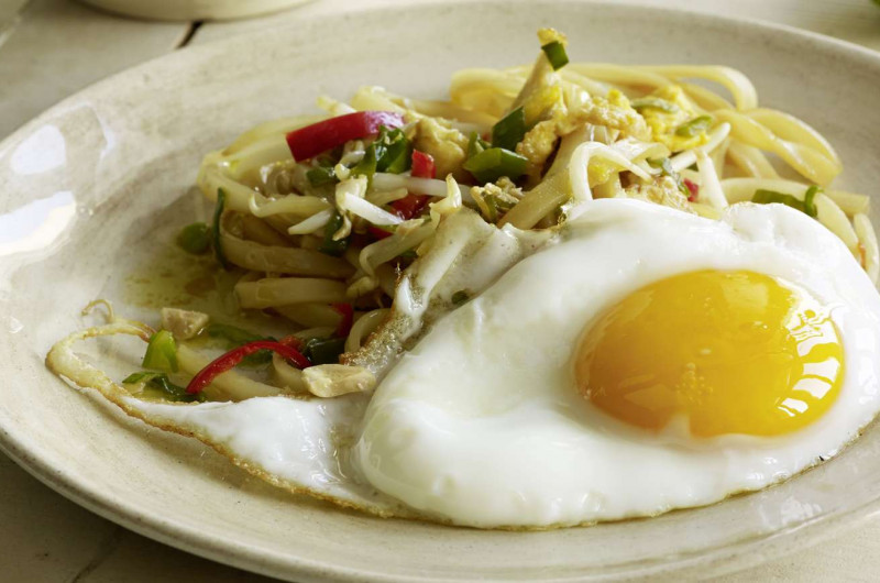 Poêlée de nouilles asiatiques avec œuf au plat