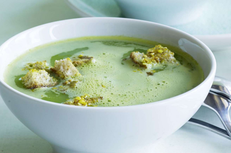 Velouté d’ail des ours avec croûtons au curry et au sésame