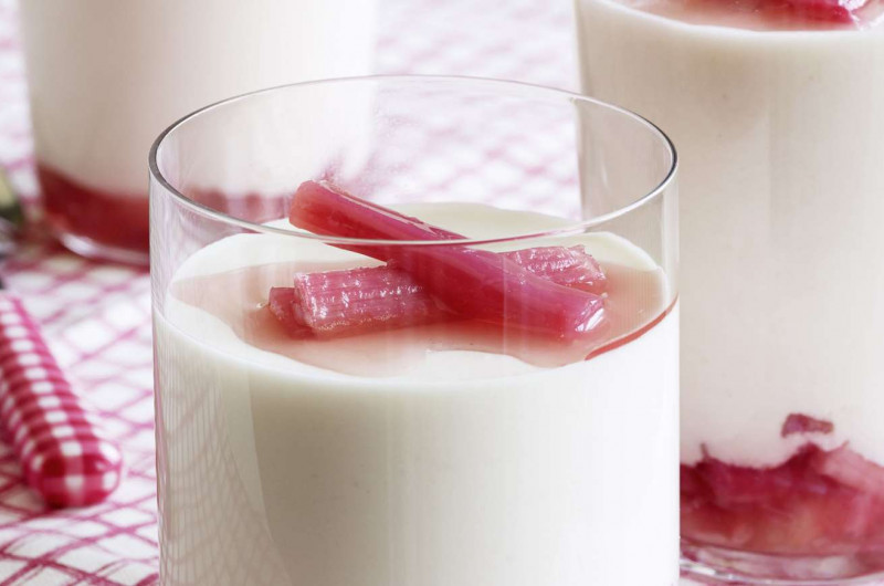 Mousse à la rhubarbe avec compote de rhubarbe