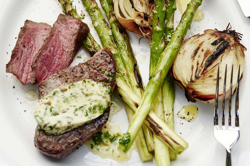 Médaillon de bœuf sur le gril avec beurre aux herbes