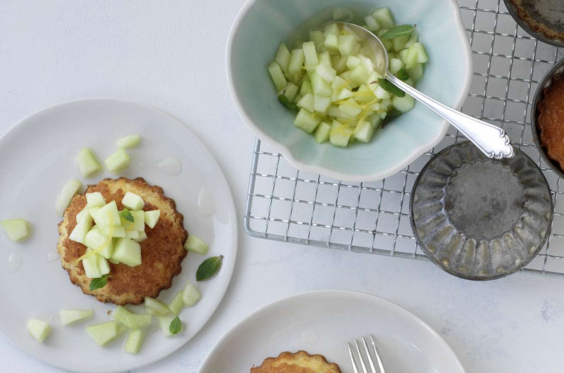 Petites génoises aux amandes avec melon et menthe