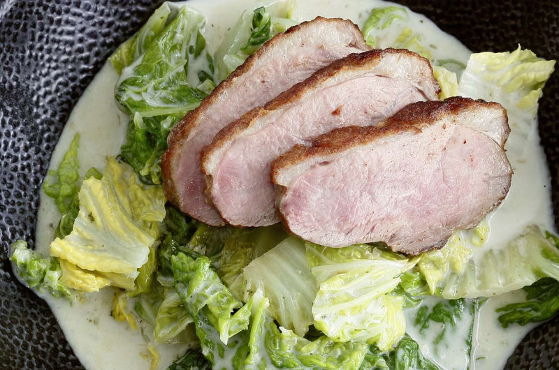 Canard sur lit de chou chinois