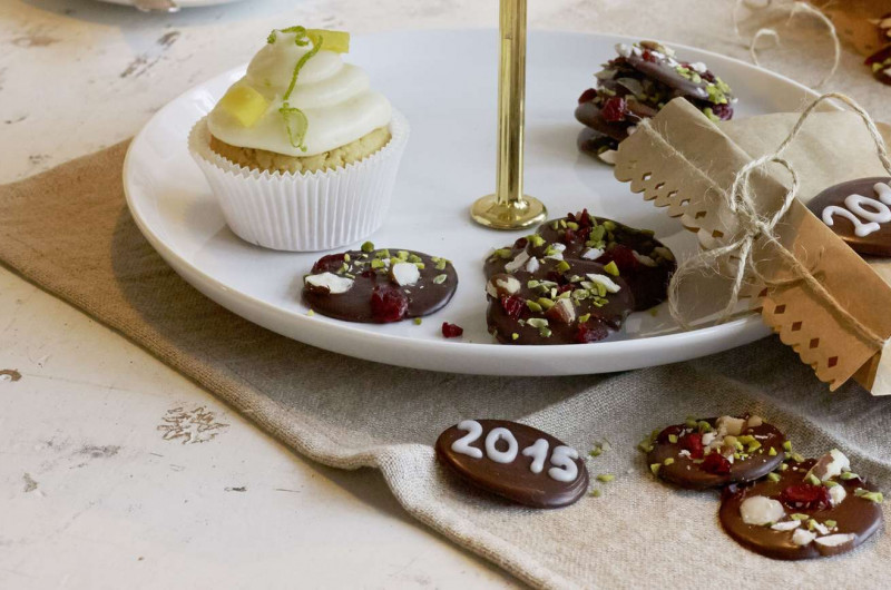 Ecus en chocolat avec éclats de noix et canneberges
