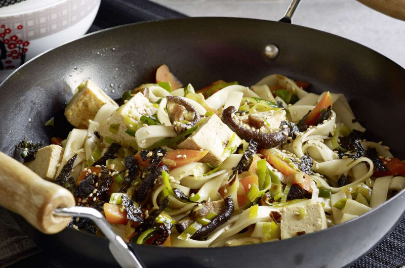 Yaki udon avec tofu et légumes