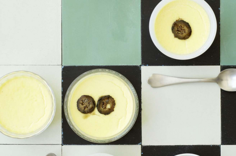 Crème à la coriandre avec noix confites