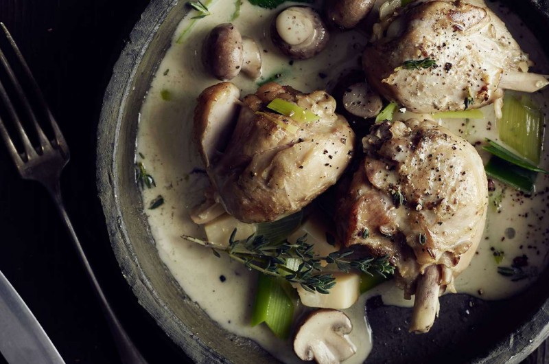 Coq au vin blanc avec champignons