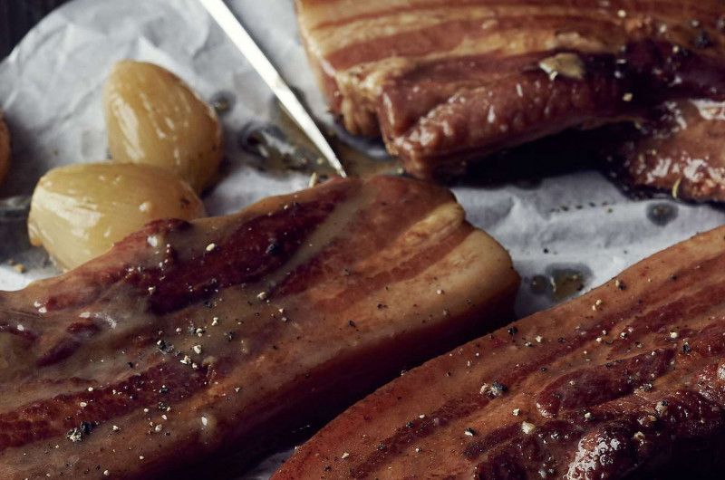 Lard mijoté dans un fond caramélisé