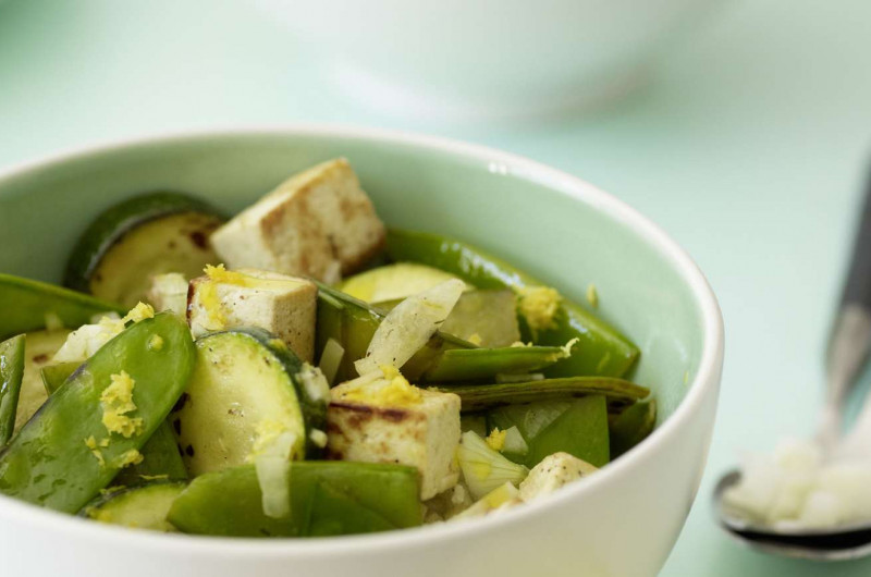 Pois mange-tout et courgettes au tofu