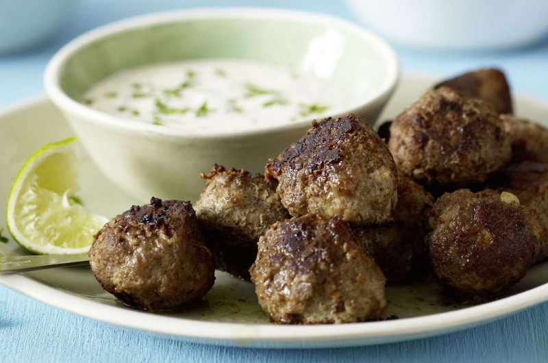 Boulettes de viande avec crème citronnée aux fines herbes