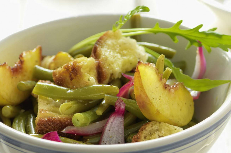 Salade de pain perdu avec haricots, pêche et oignon