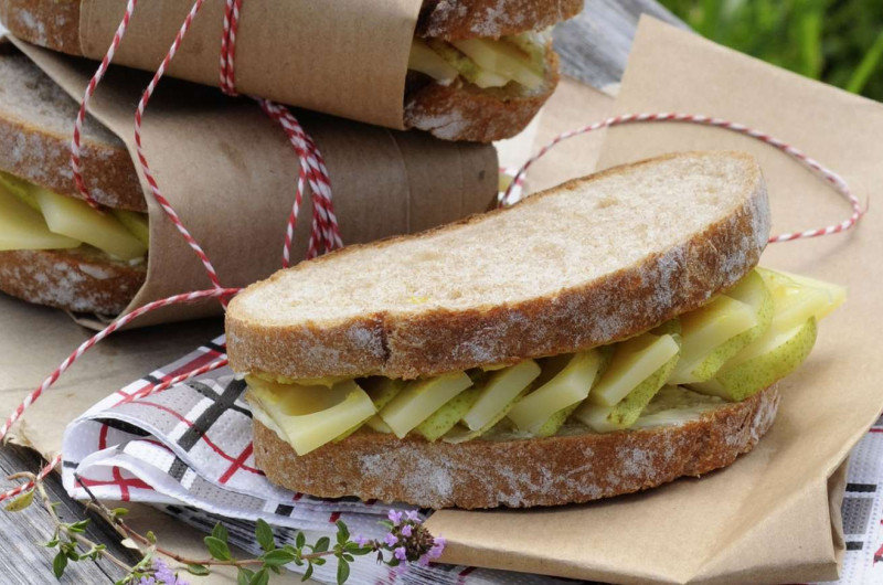 Sandwich à l’emmental avec de la poire