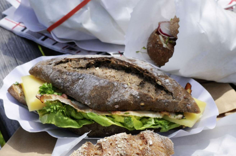 Sandwich aux herbes avec fromage et lard