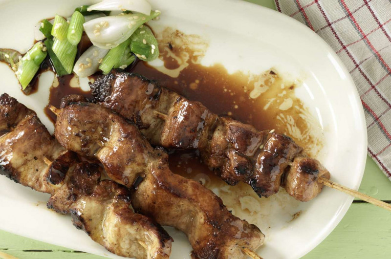 Brochettes de porc avec sauce teriyaki et oignons nouveaux