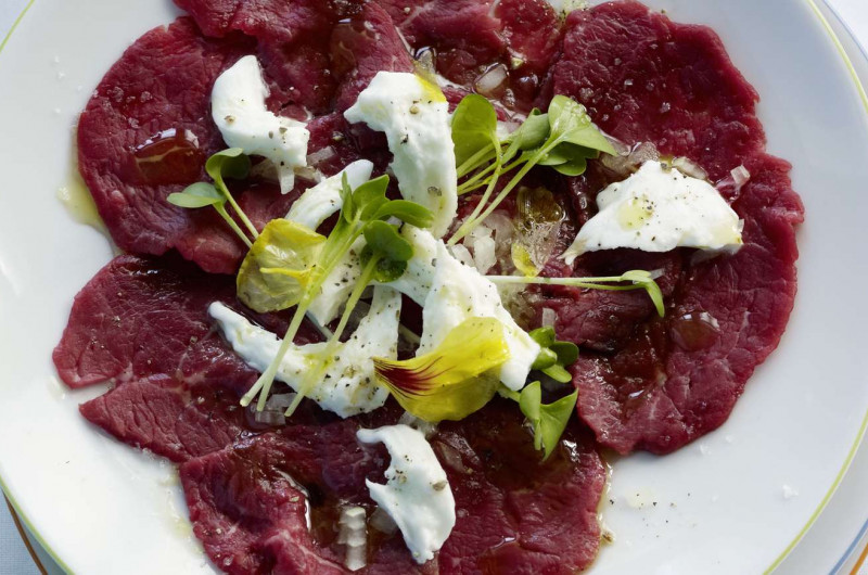 Carpaccio de bœuf avec mozzarella de bufflonne