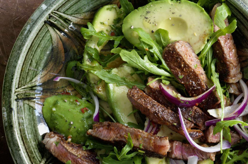 Entrecôte parisienne avec salade d’avocat et de roquette