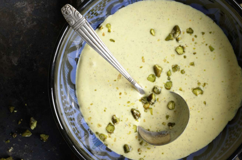 Crème de yogourt parfumé avec pistaches caramélisées