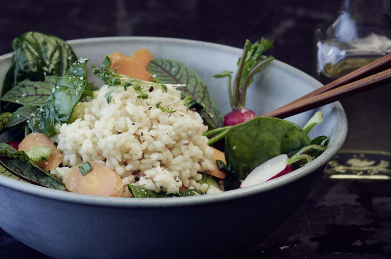 Riz à sushi au genmaicha et salade de légumes tièdes