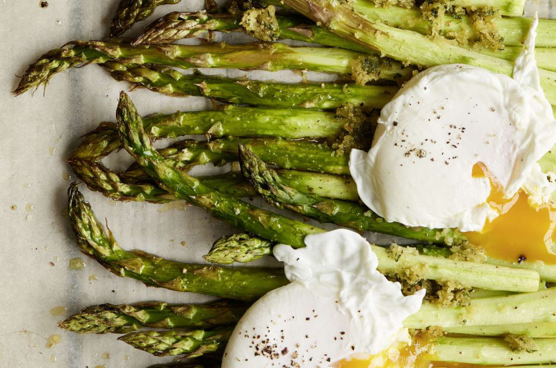 Asperges au four avec œuf poché
