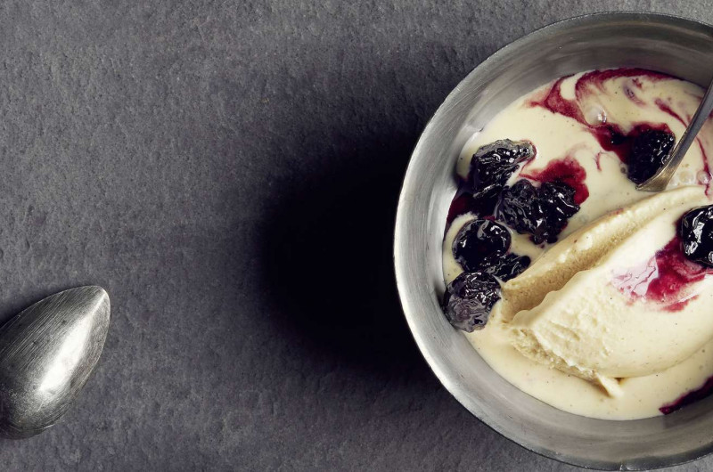 Yogourt glacé à la tsampa avec cerises à la vanille