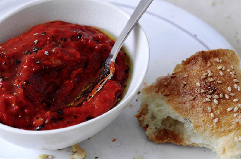 Purée de poivrons avec noix et grenade