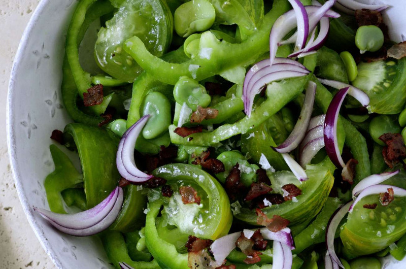 Salade de poivrons avec tomates, fèves et lardons