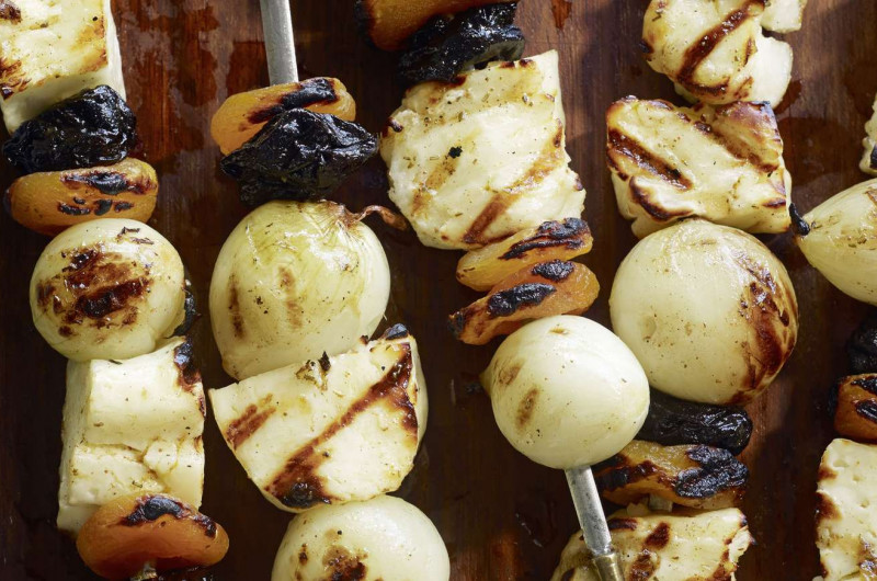 Brochette de halloumi et d’oignons avec fruits séchés