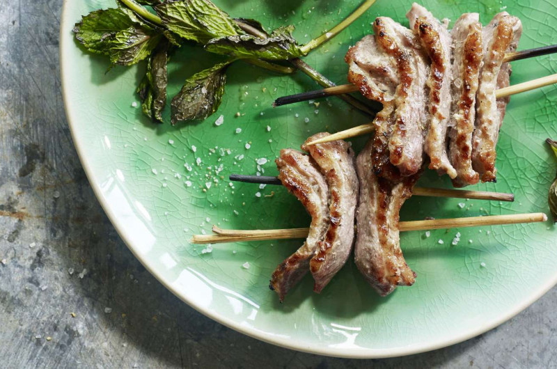 Brochettes de magret de canard avec brin de menthe