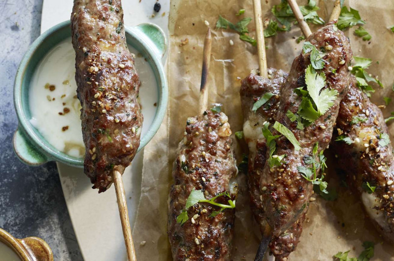 Brochettes d’agneau et de crevettes avec piments fumés