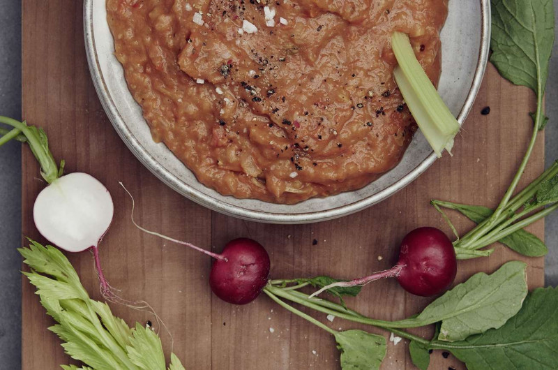 Dip piquant à la tomate et au tamarin avec légumes