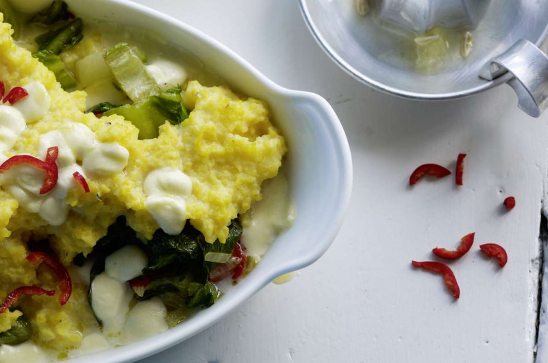 Gratin de polenta et de mozzarella avec laitue romaine
