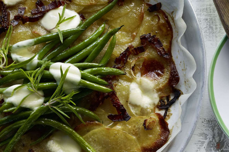 Pizza aux pommes de terre avec haricots et lard